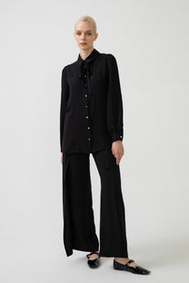 Camicia nera con colletto a foulard
