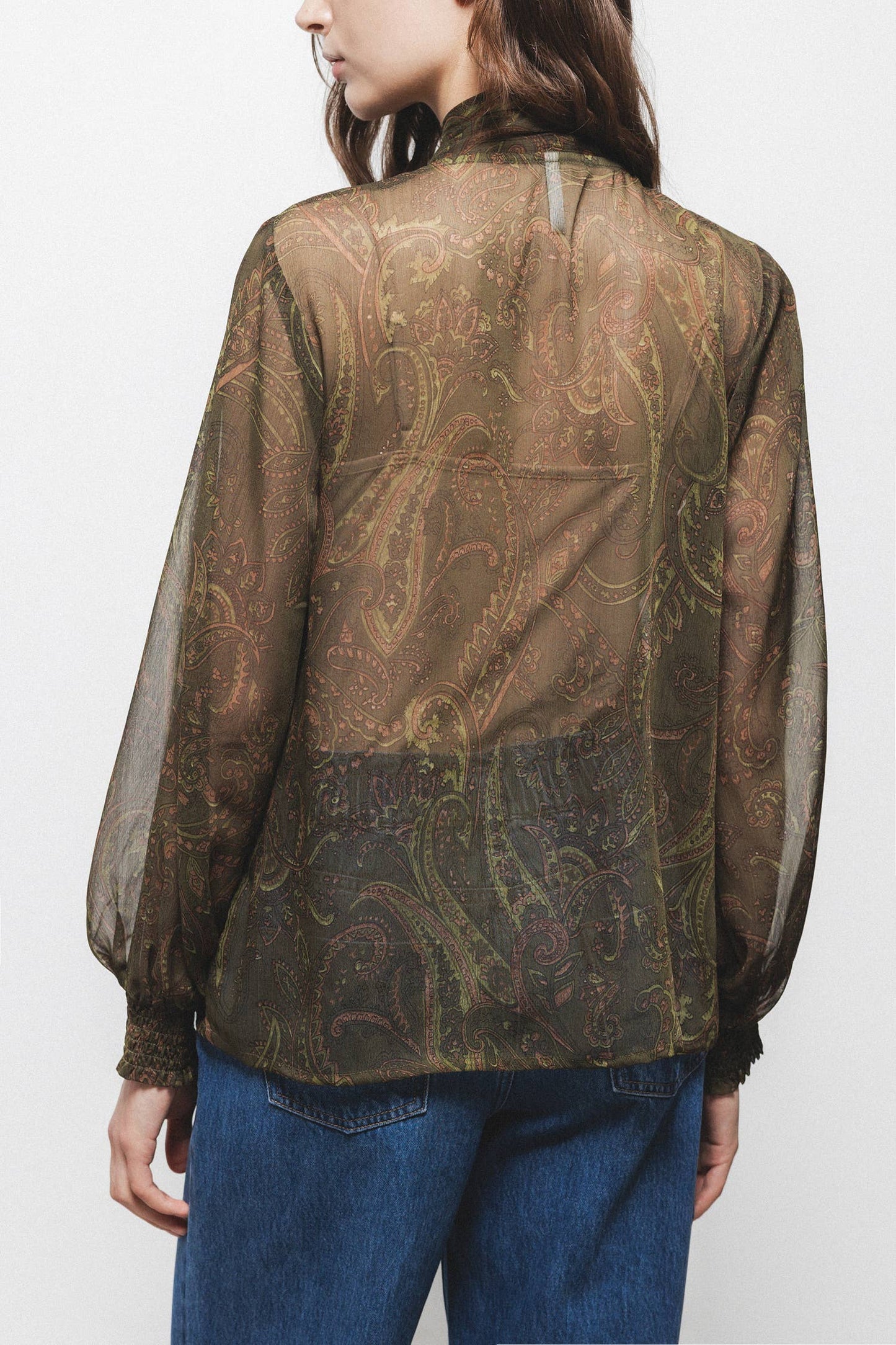 Blusa semitrasparente stampata con laccio al collo
