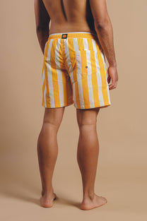 Costume da bagno uomo a righe giallo dorato in SEAQUAL® Yarn
