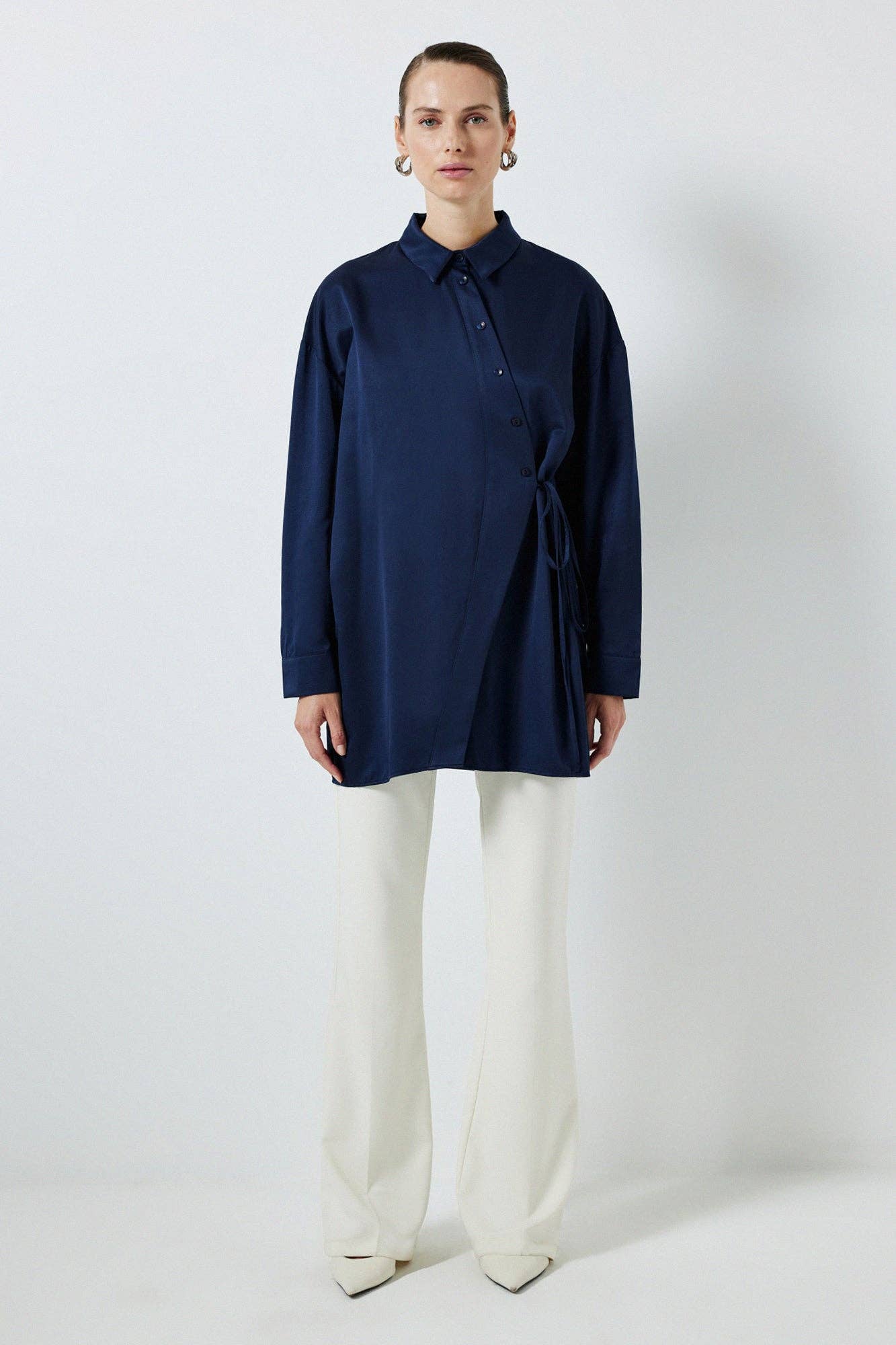 Camicia asimmetrica con fascia in vita