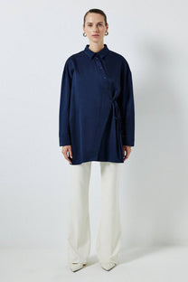 Camicia asimmetrica con fascia in vita
