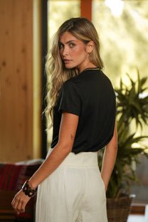 T-shirt con scollo a V effetto lino