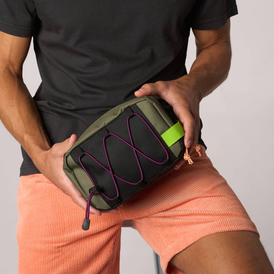Astuccio da toilette in poliestere riciclato kaki e nero