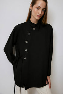 Camicia in crêpe asimmetrica con cintura