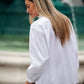 Camicia bianca con volant e collo alto