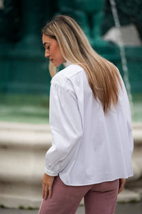 Camicia bianca con volant e collo alto