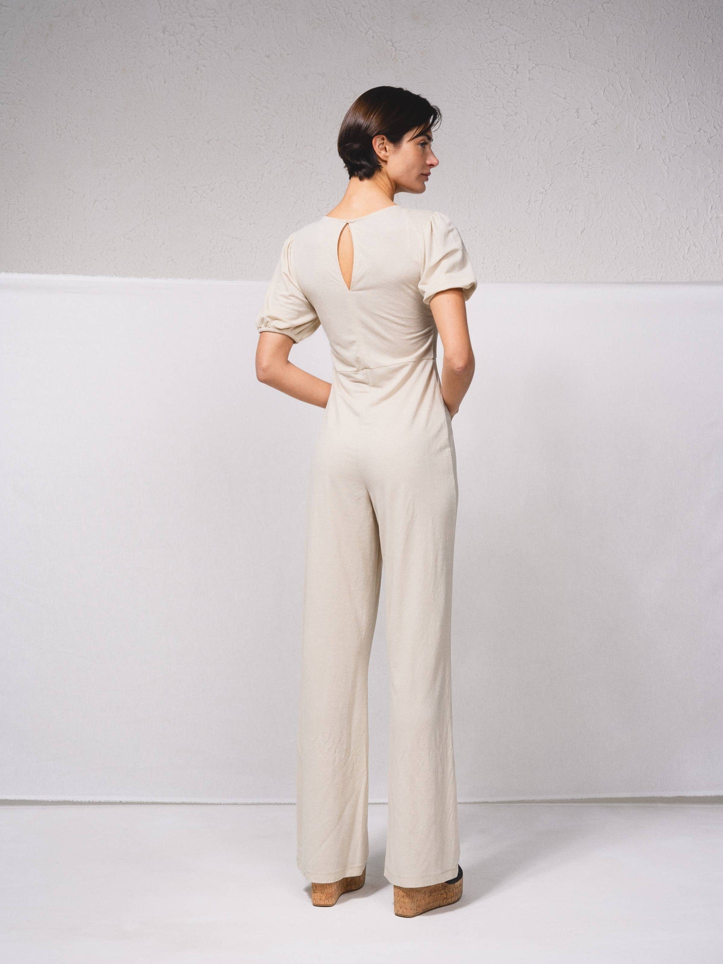 Tuta lunga a gamba larga con scollo a V e cut-out