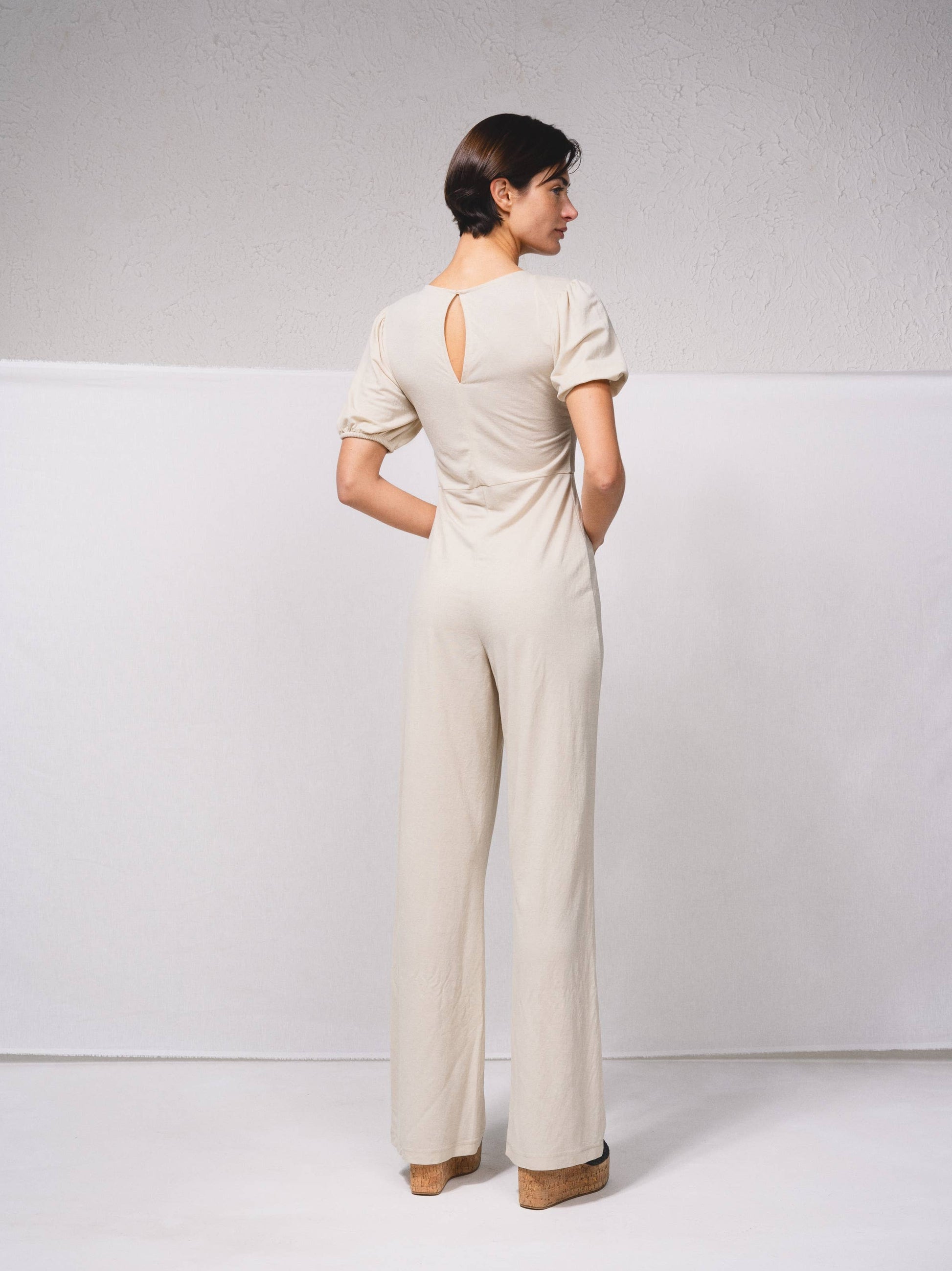 Tuta lunga a gamba larga con scollo a V e cut-out