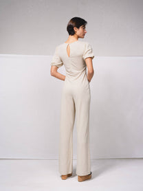 Tuta lunga a gamba larga con scollo a V e cut-out