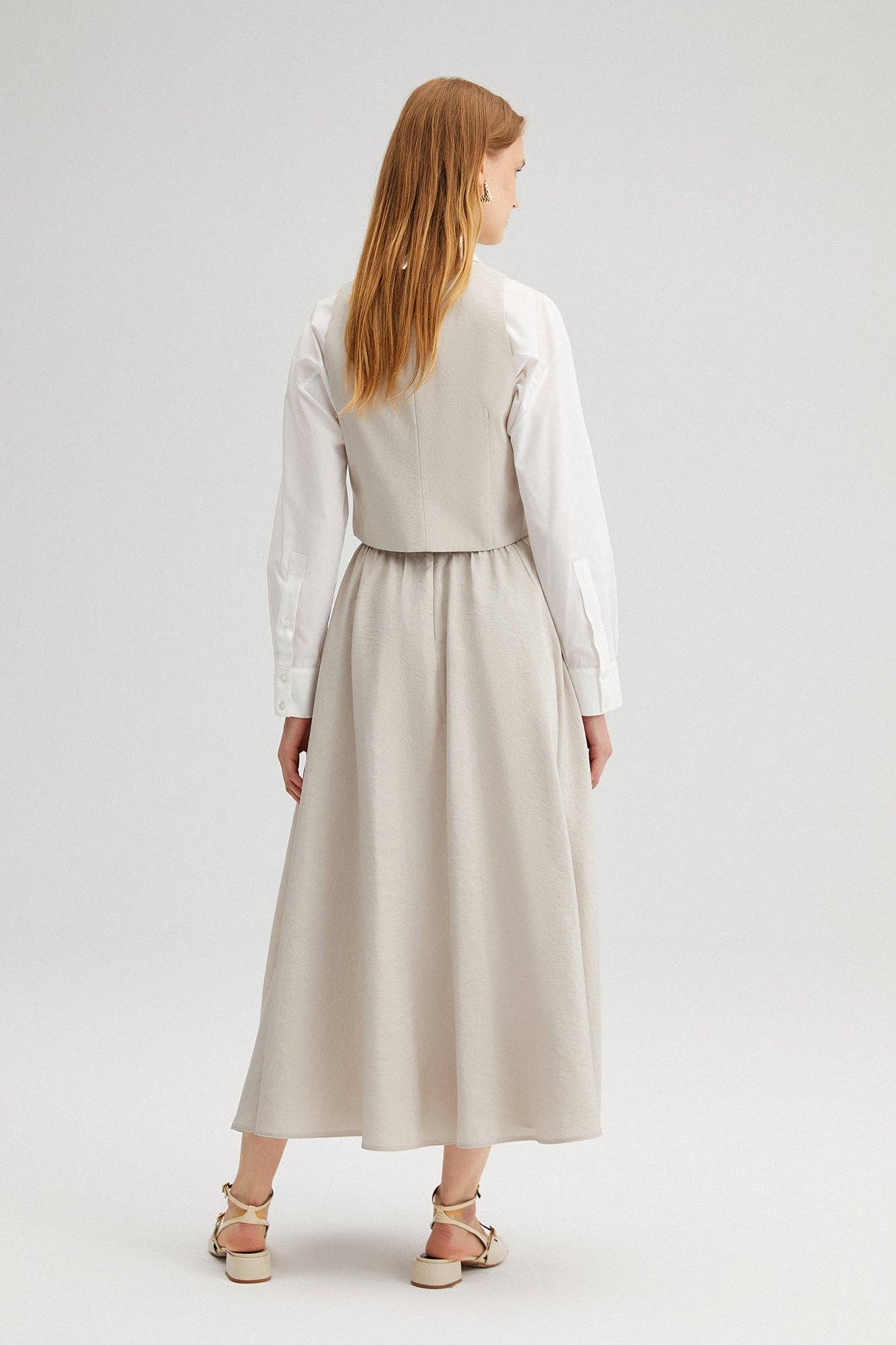 Completo con gilet e gonna maxi con bottoni
