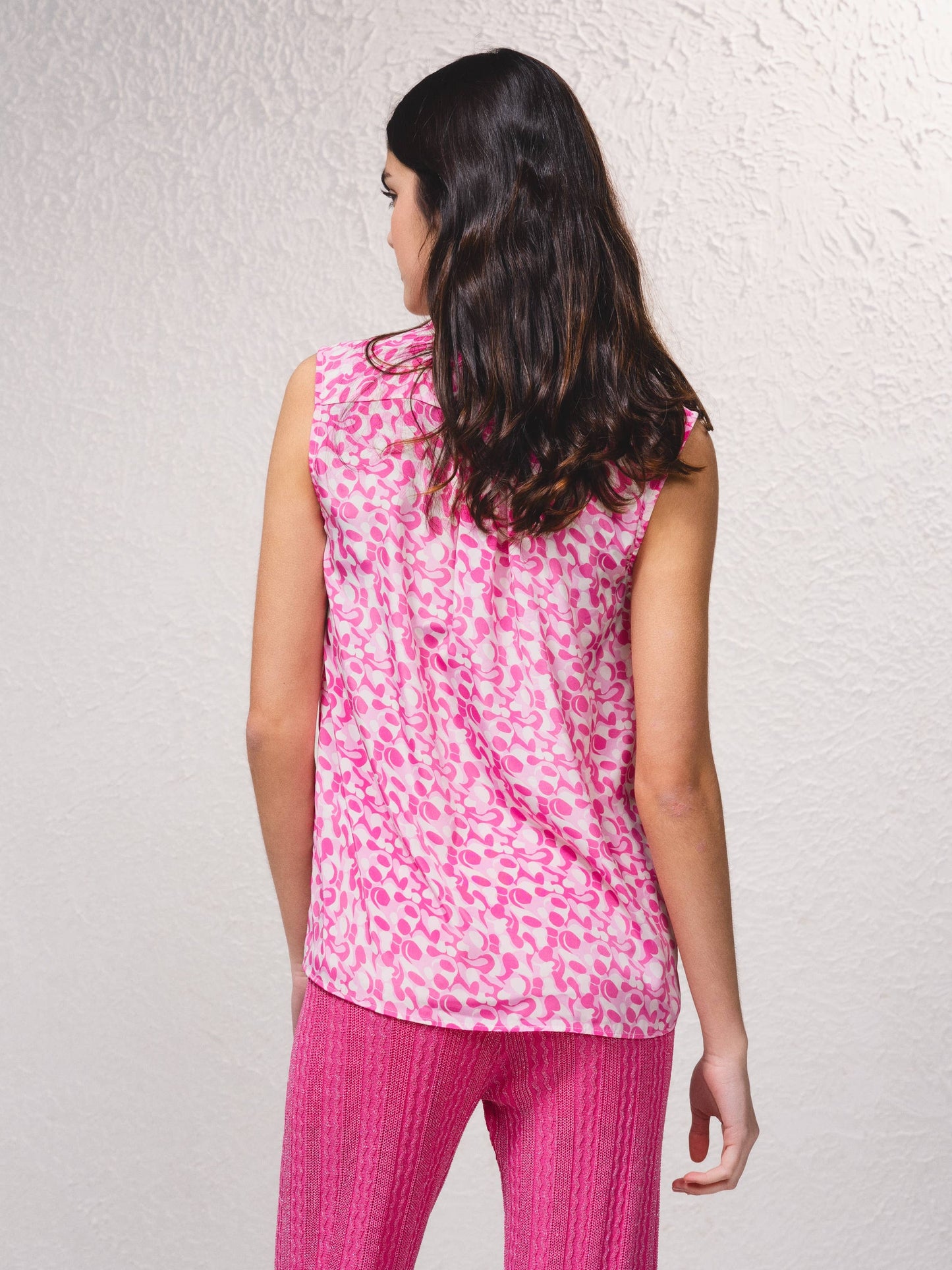 Blusa in raso stampato senza maniche con scollo a V