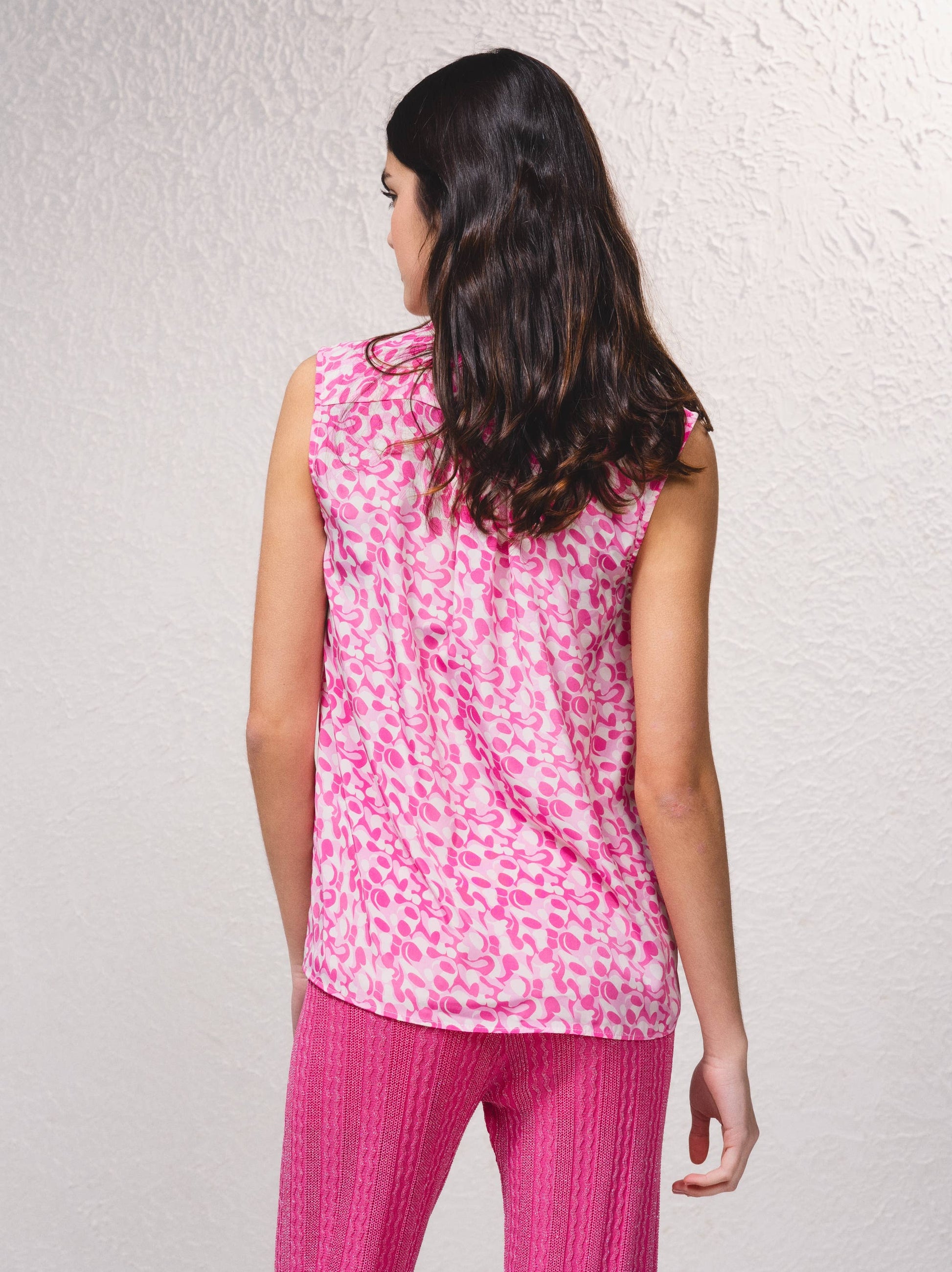Blusa in raso stampato senza maniche con scollo a V
