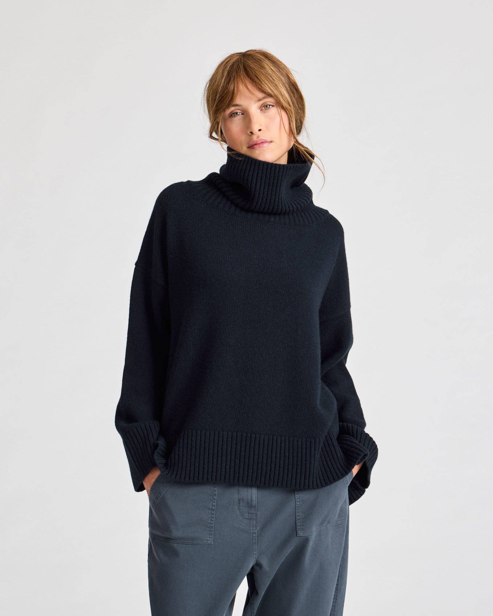 Maglione dolcevita in lana d’agnello blu notte