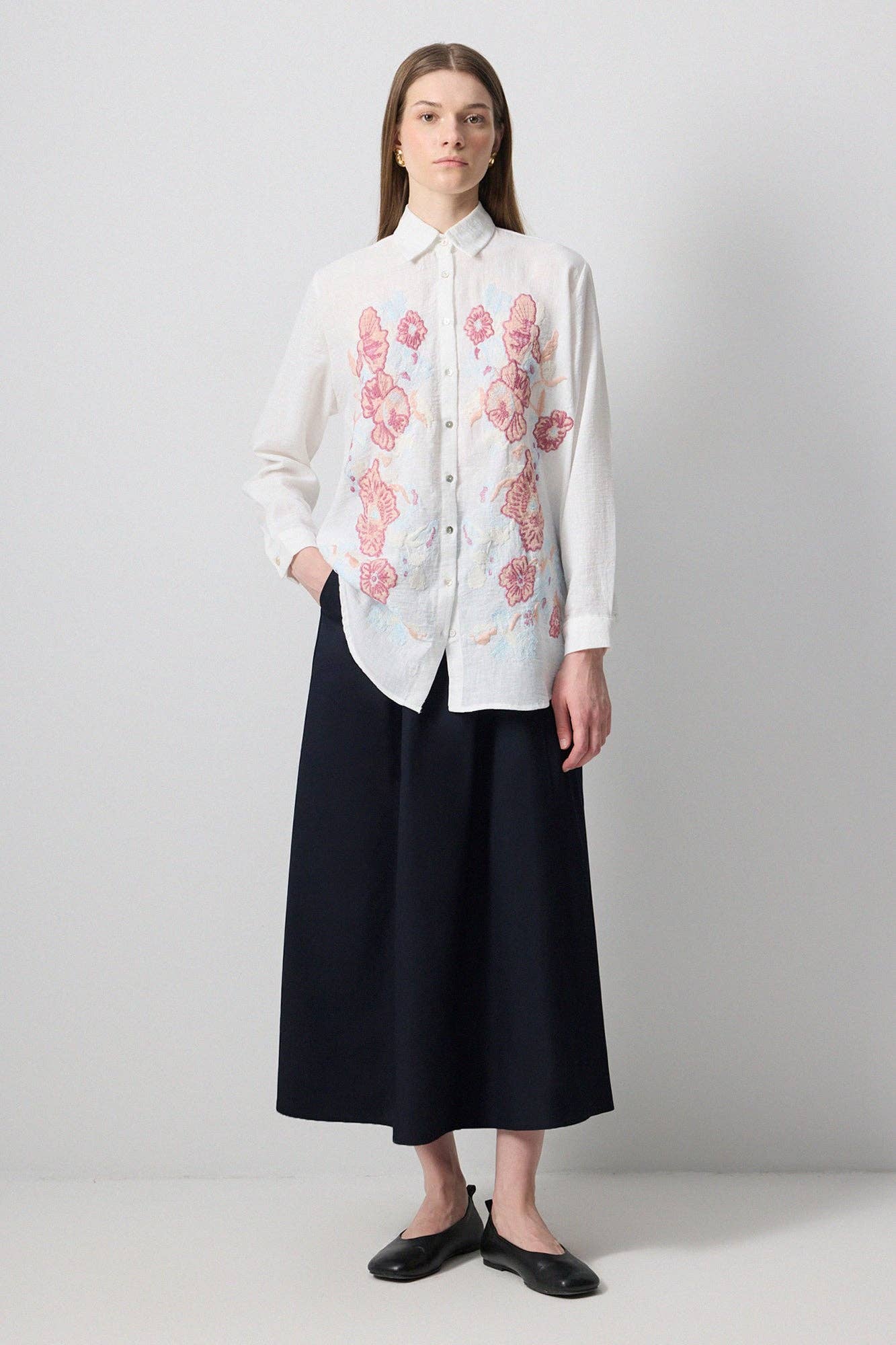 Camicia oversize bianca con ricami floreali