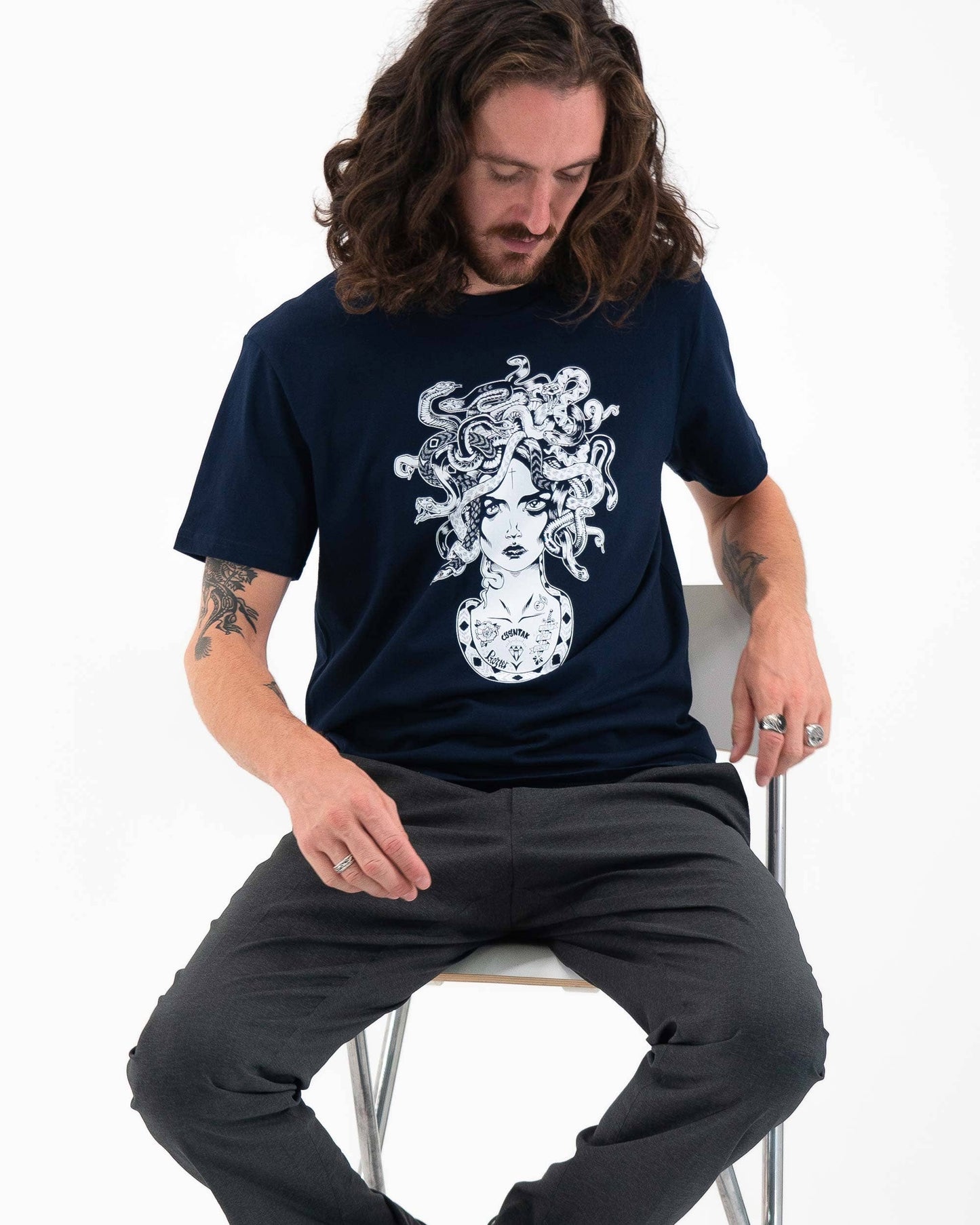 T-shirt Medusa navy con grafica skateboard