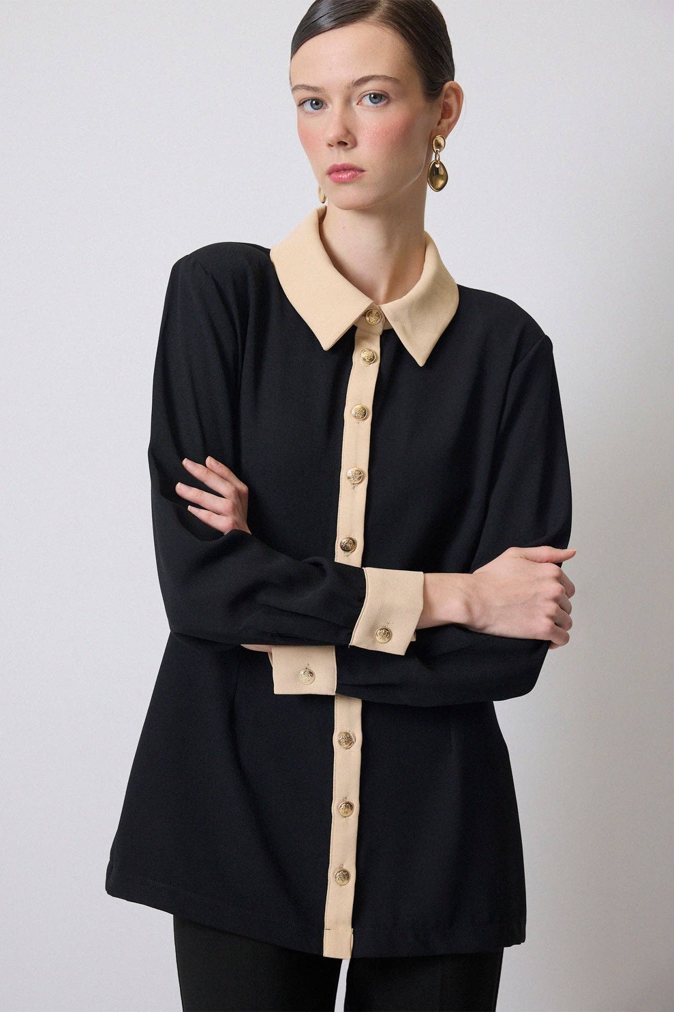 Camicia in crêpe bicolore con bottoni dorati