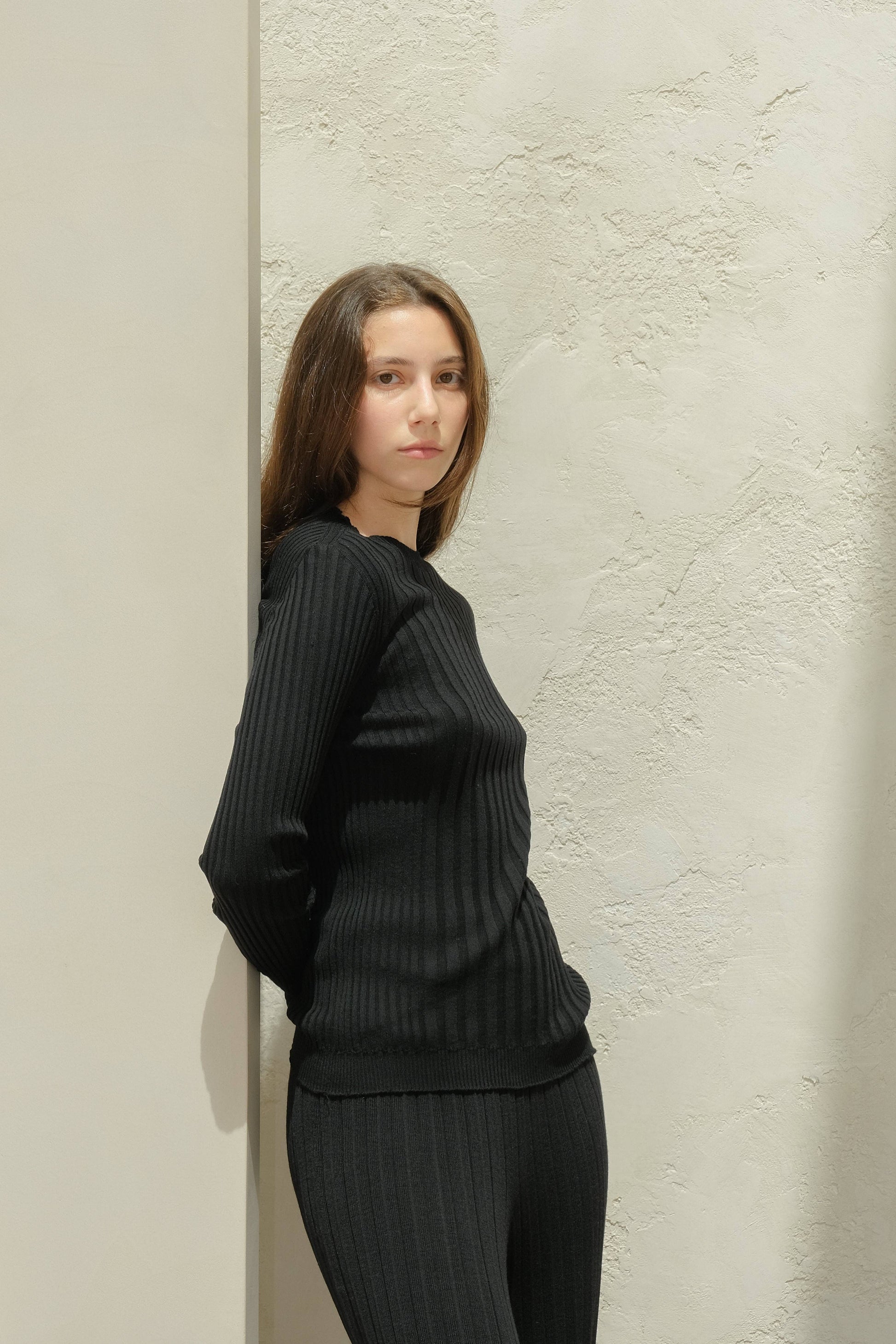 Maglione girocollo a costine in lana merino extra fine