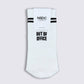 Set da 3 calzini retro con slogan “OK Ciao”, “Late But Great” e “Out of Office”