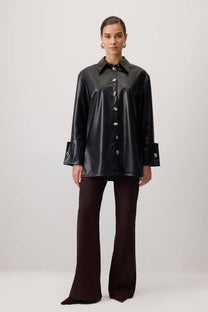 Camicia in ecopelle con polsini larghi