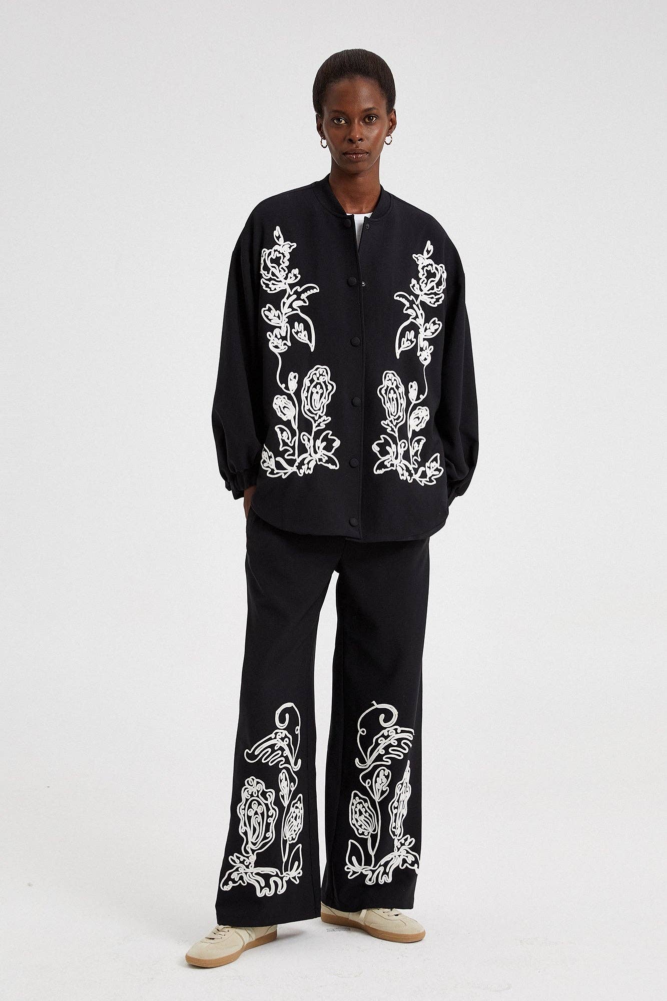 Bomber oversize nero ricamato con motivo floreale