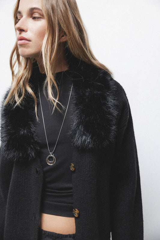 Cappotto in maglia con colletto in ecopelliccia