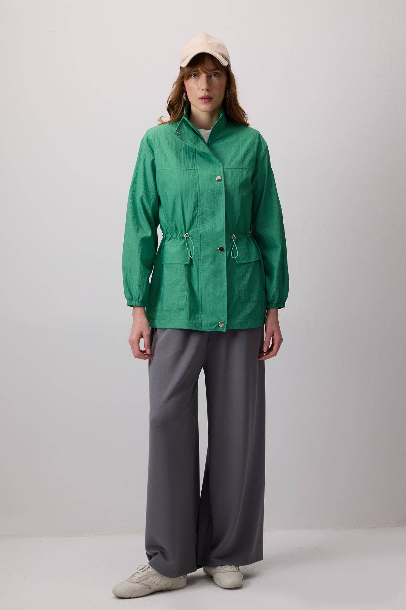 Giacca verde a collo alto con coulisse in vita