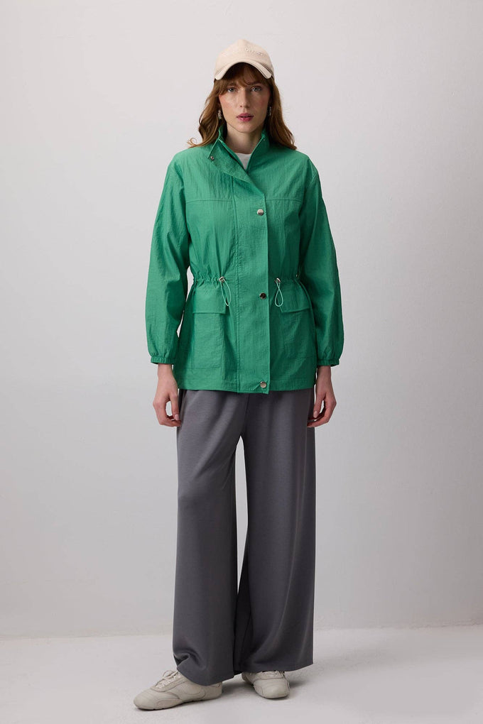 Giacca verde a collo alto con coulisse in vita