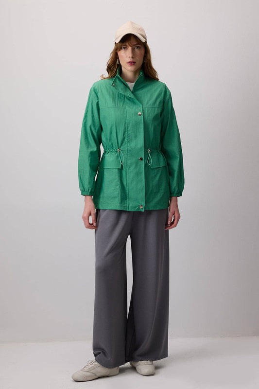 Giacca verde a collo alto con coulisse in vita