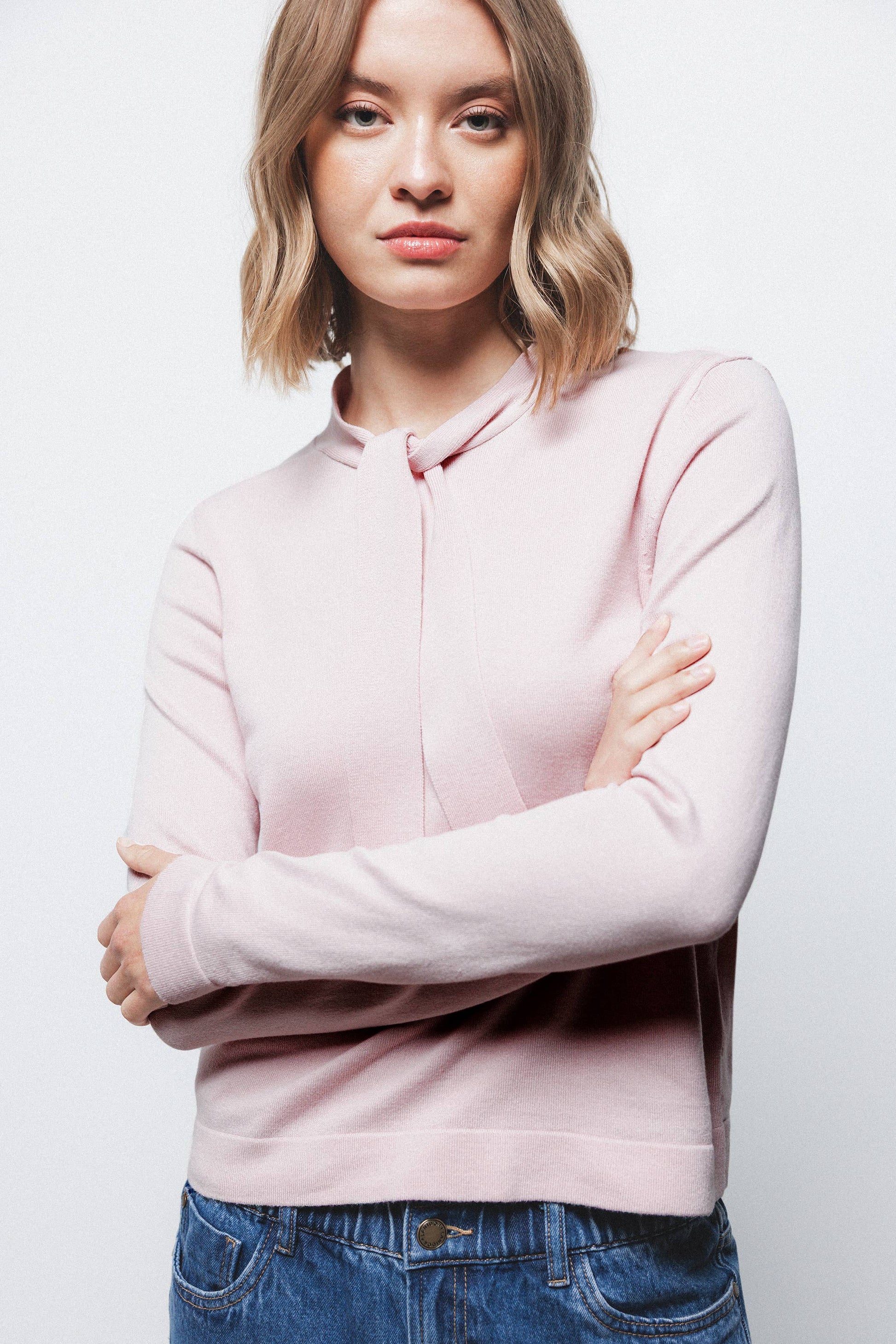 Maglione in maglia rasata con fiocco e scollo a V
