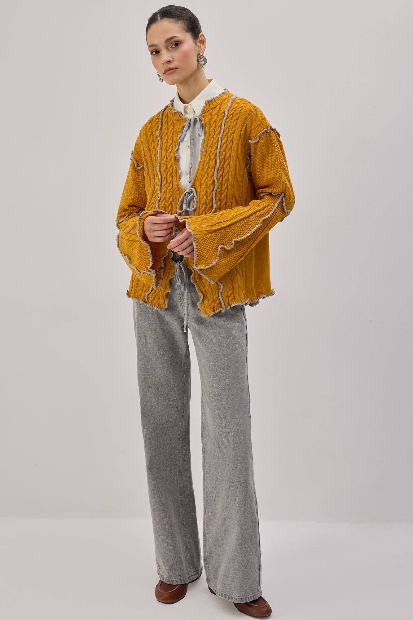 Cardigan in maglia senape con cintura a contrasto