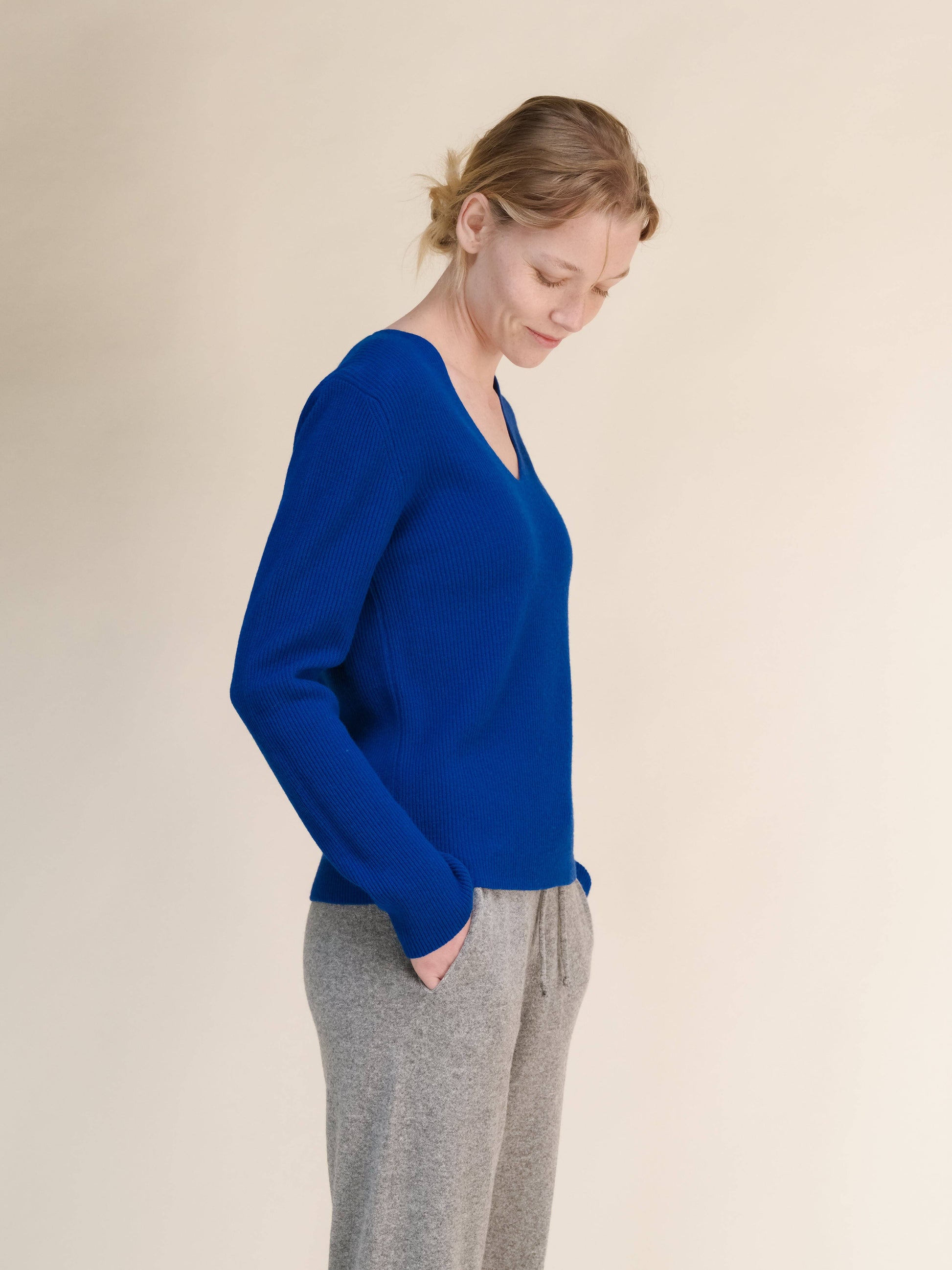 Maglia a coste con scollo a V in misto cashmere