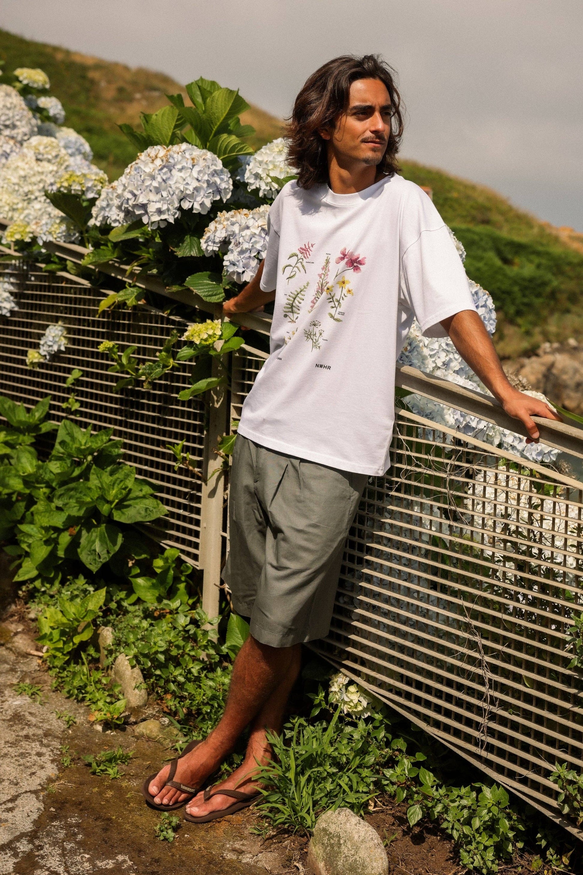 T-shirt oversize San Xoán con stampa botanica