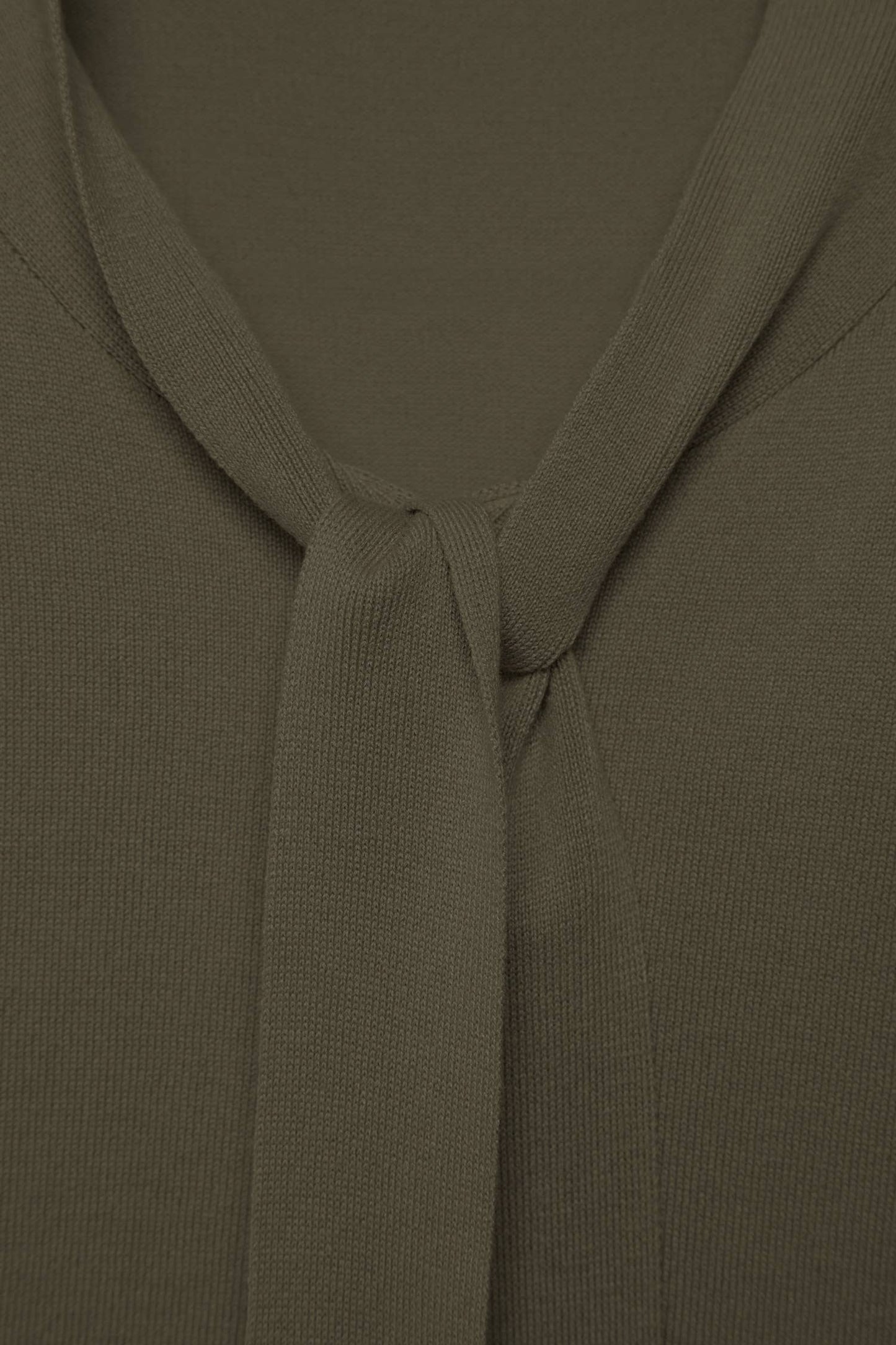 Maglione in maglia rasata con scollo a V e fiocco