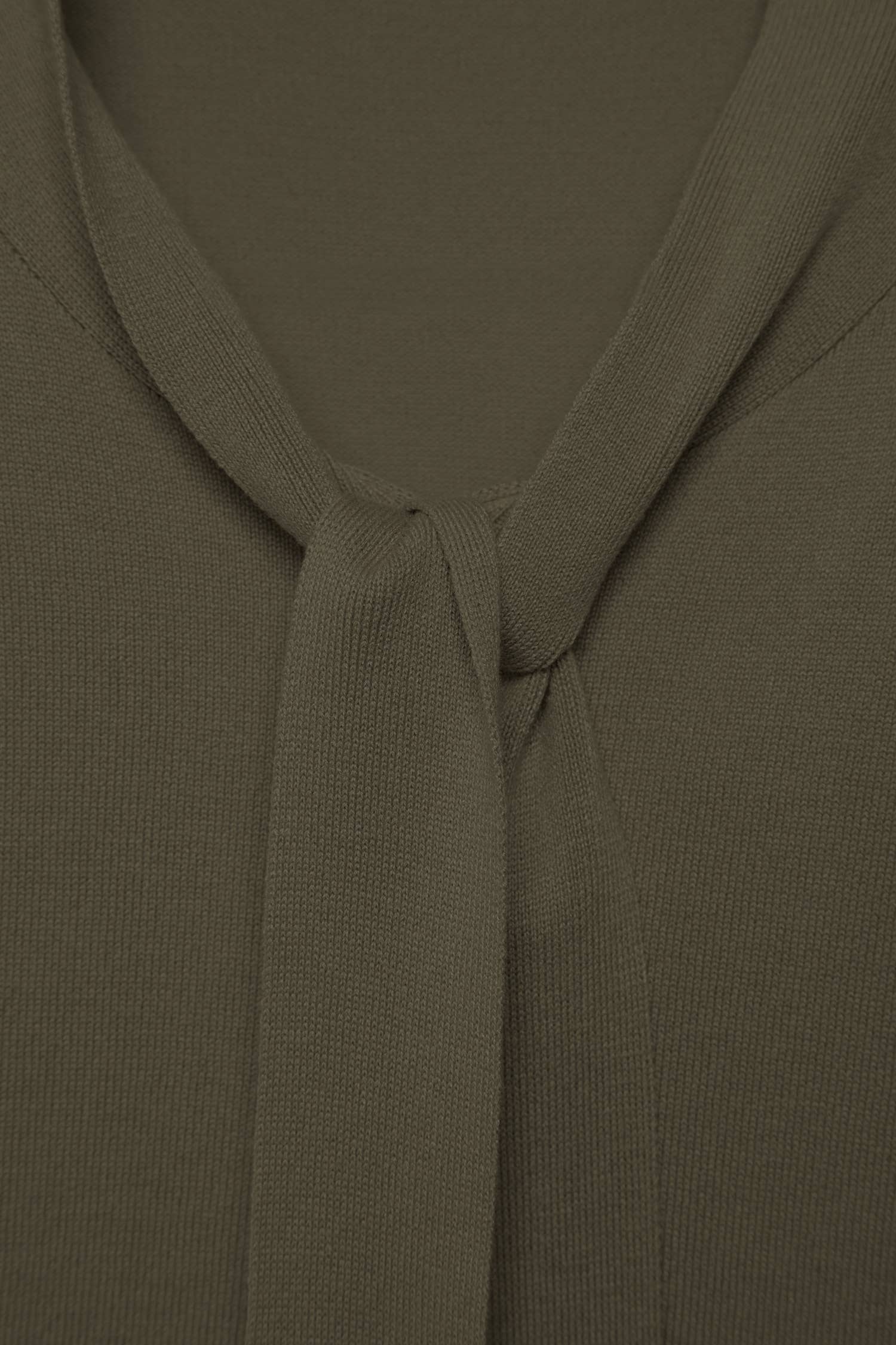 Maglione in maglia rasata con scollo a V e fiocco
