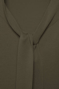 Maglione in maglia rasata con scollo a V e fiocco