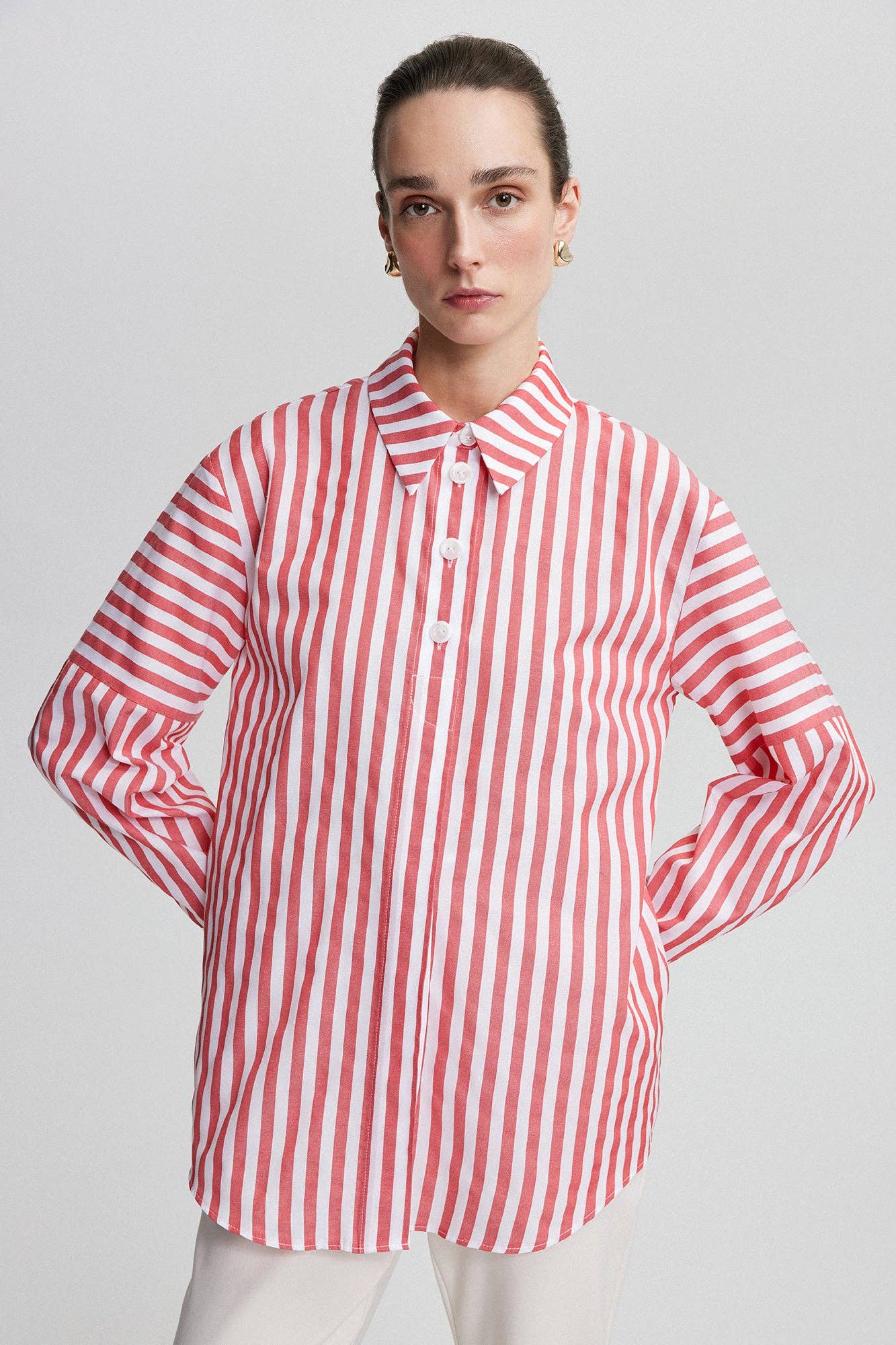 Camicia a righe rosse con bottoni a vista