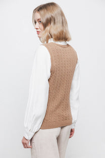 Gilet in maglia strutturata a trecce con scollo a V