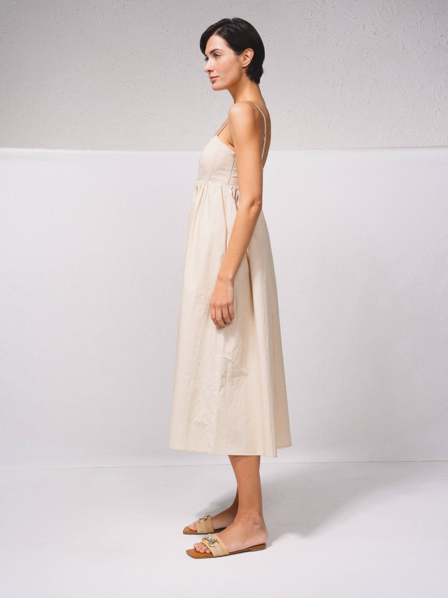 Abito midi in cotone con spalline sottili e schiena elastica