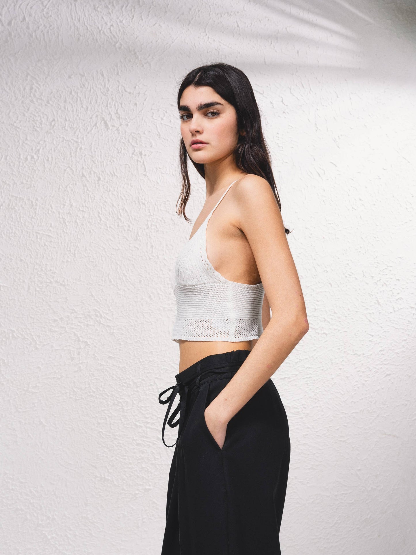 Top cropped all’uncinetto a triangolo