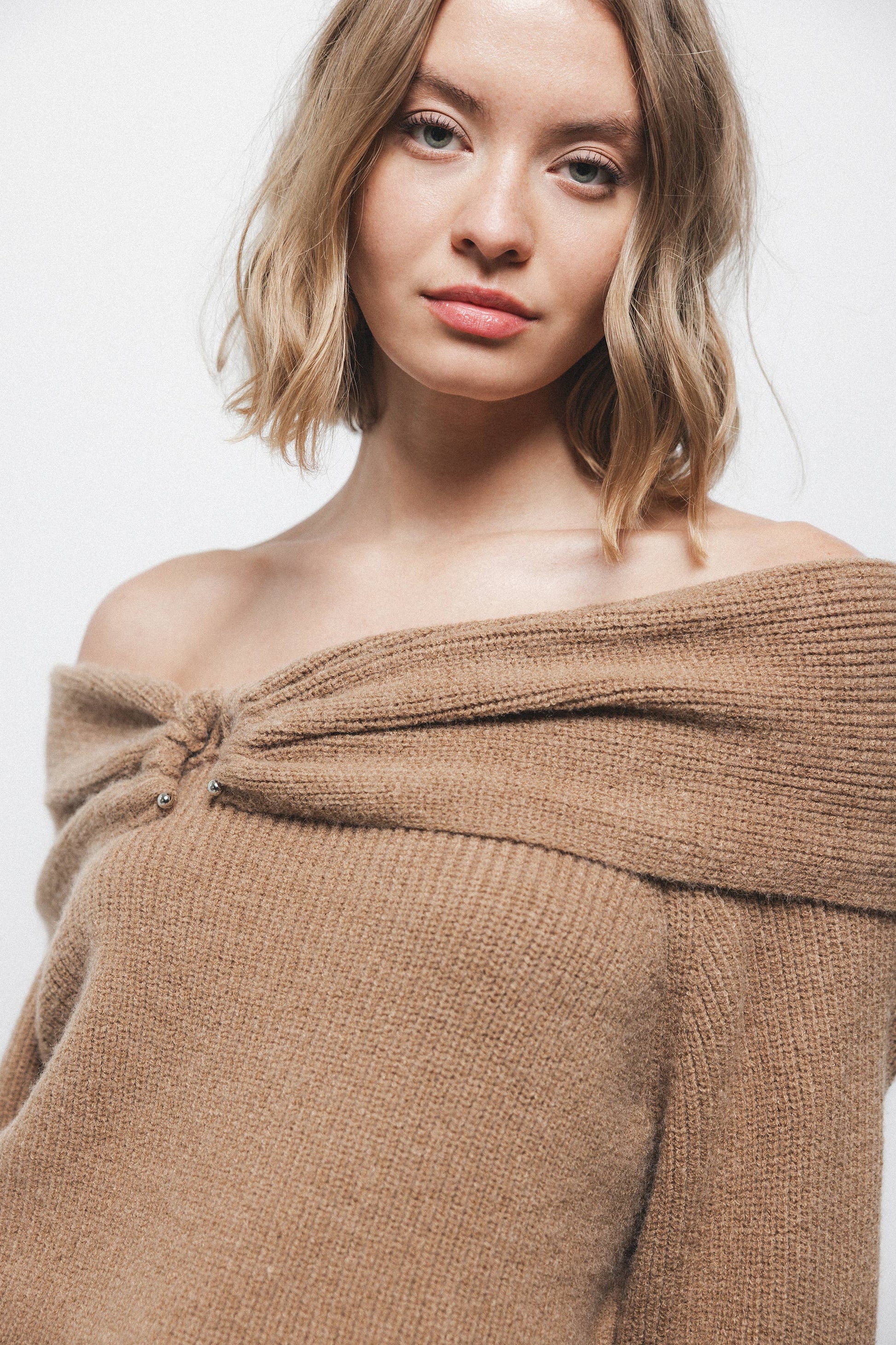 Maglione in maglia con cappuccio e scollo off-shoulder