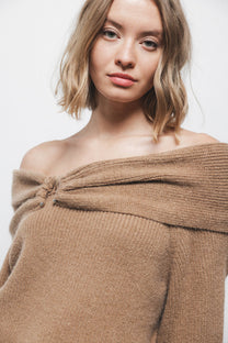 Maglione in maglia con cappuccio e scollo off-shoulder