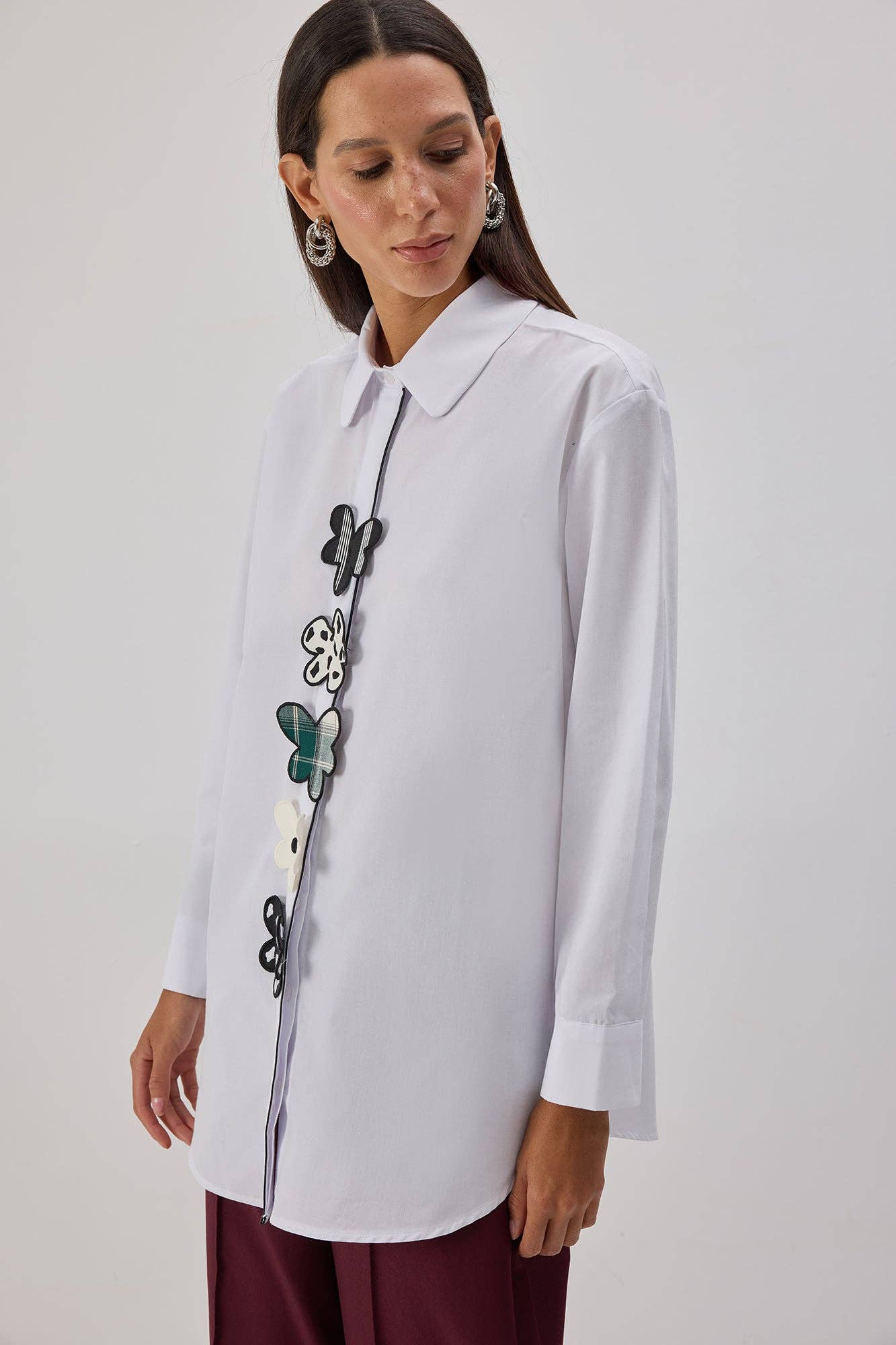 Camicia in popeline con applicazioni floreali