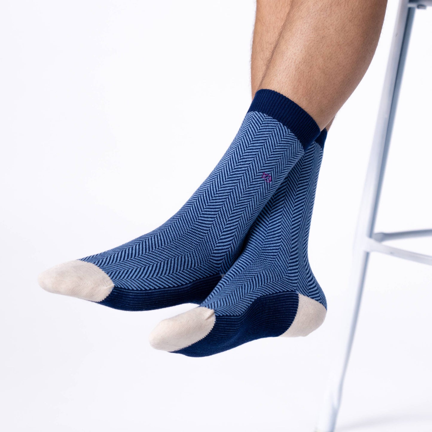 Calzini in cotone pettinato a chevron blu e écru