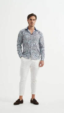 Camicia slim fit elasticizzata blu con stampa paisley