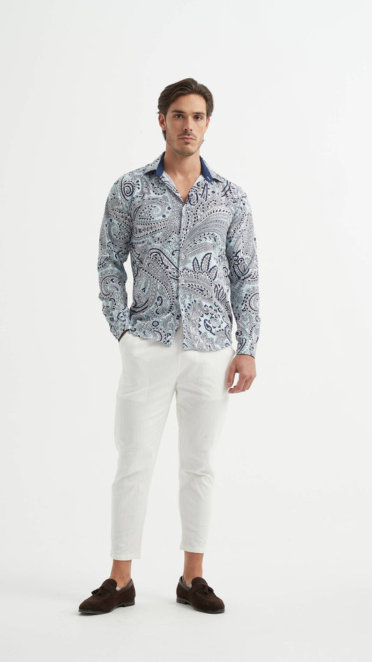 Camicia slim fit elasticizzata blu con stampa paisley