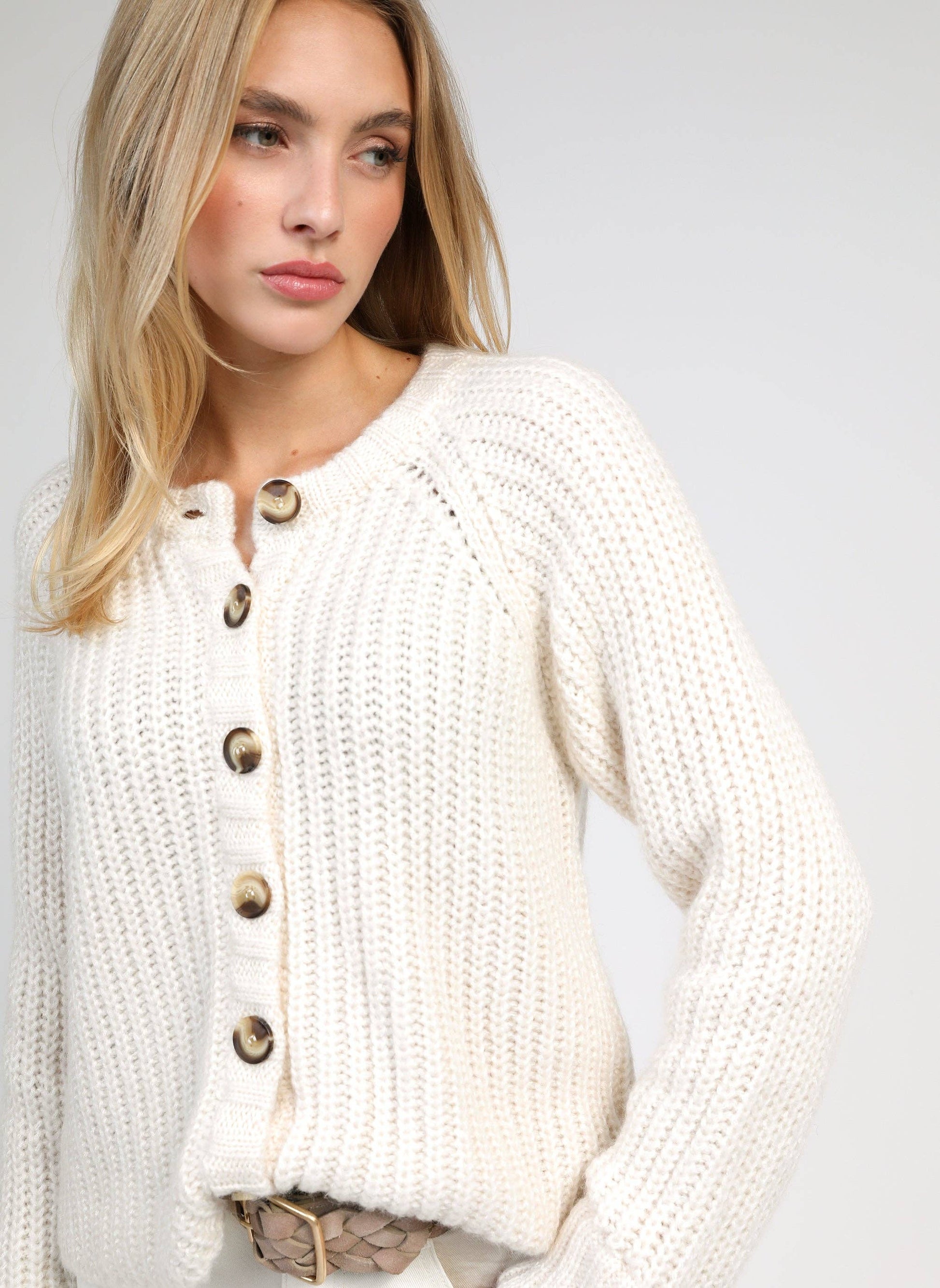 Cardigan in maglia calda écru con bottoni effetto corno