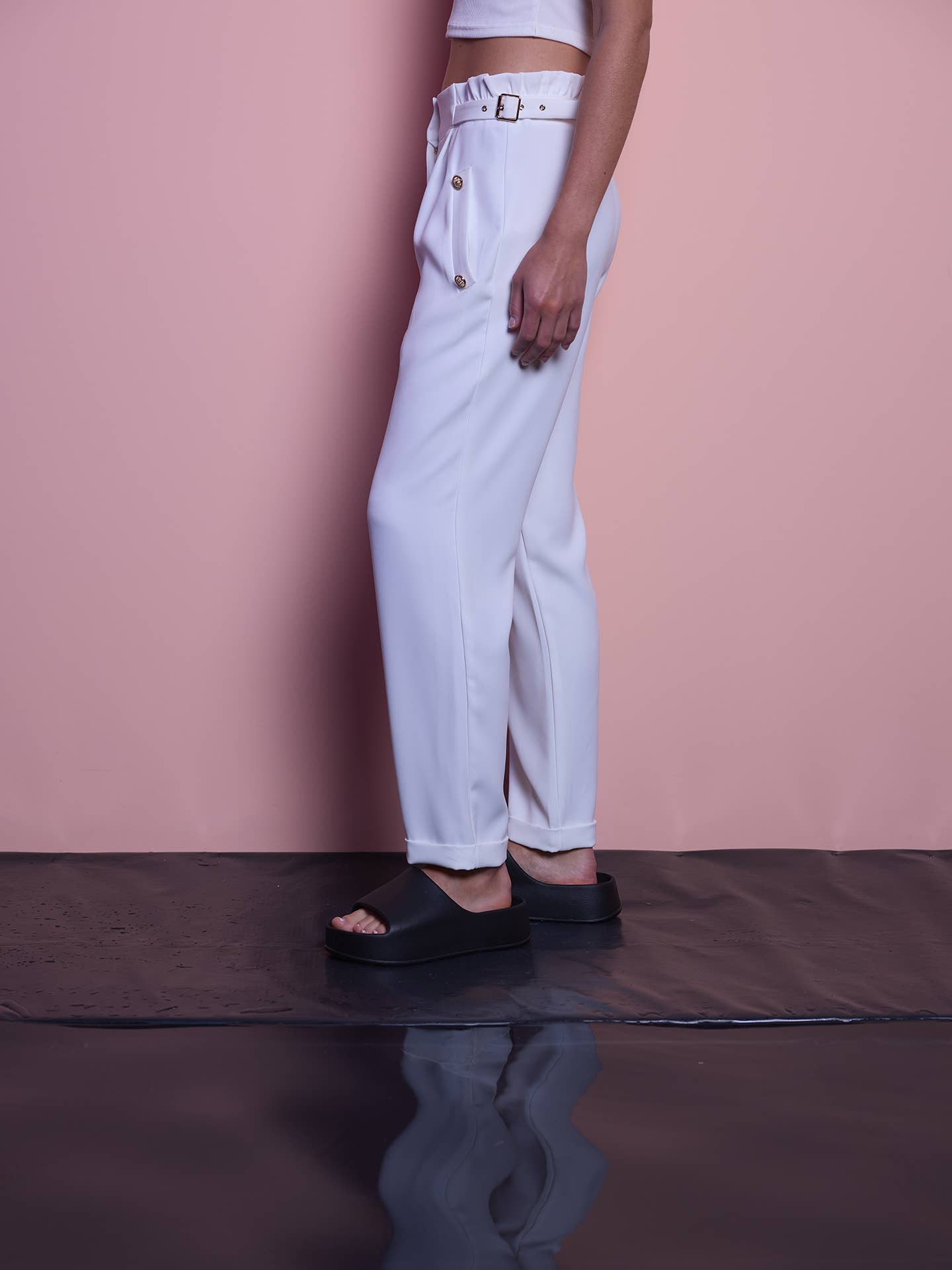 Pantaloni a vita alta color perla con bottoni dorati