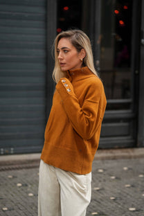 Maglione in lana con collo alto e bottoni