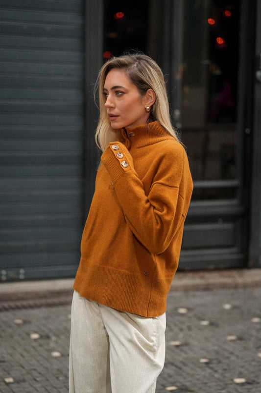 Maglione in lana con collo alto e bottoni