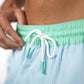 Costume da bagno a righe azzurre e bianche in poliestere riciclato